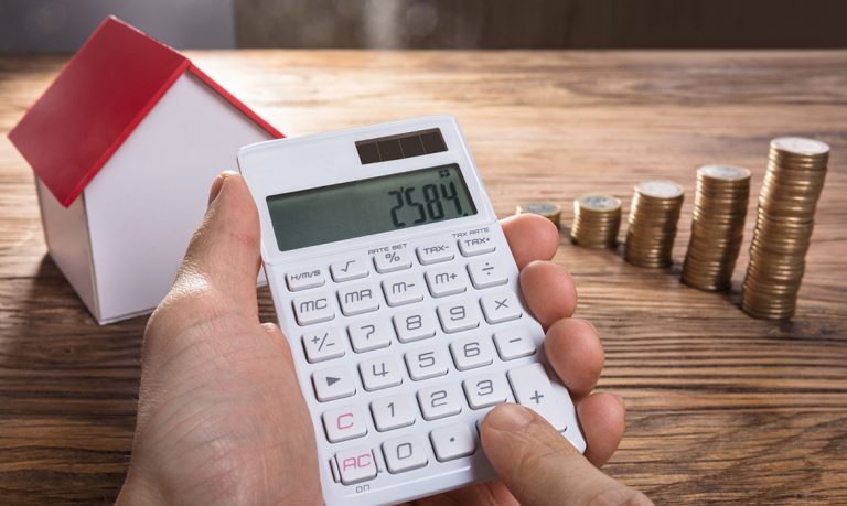Homem com calculadora definindo o valor do aluguel