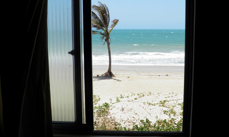 Vista da janela de uma casa no litoral do Brasil