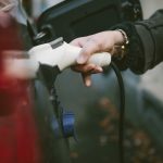 Conheça a tecnologia dos carros elétricos dentro dos condomínios