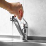 Pensando em economizar água em casa? Comece com essas dicas