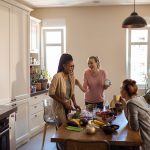 Dividir as contas é o principal motivo para morar com amigos