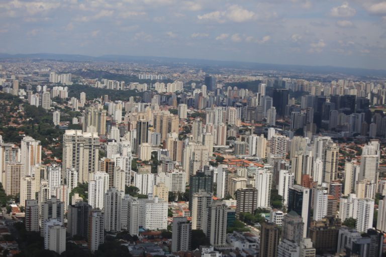 Prédios em dia ensolarado na cidade de São Paulo