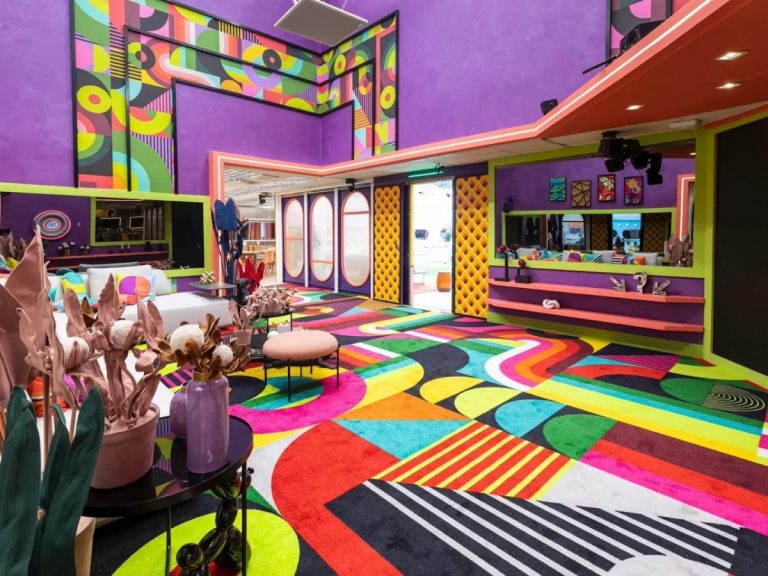 Sala super colorida da casa do programa BBB, onde acontecem as votações e eliminações do jogo