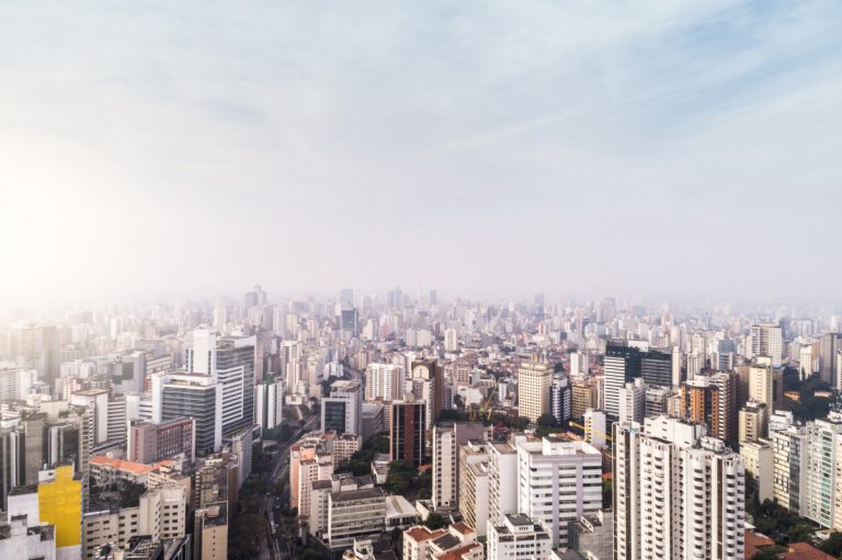 Na imagem vemos prédios residenciais e comerciais na cidade de São Paulo