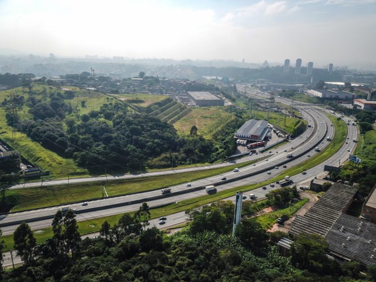 Na imagem vemos a rodovia Anhanguera que liga a cidade de São Paulo ao anterior