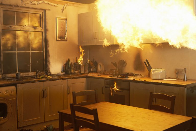 Na imgem vemos uma cozinha residencial em chamas, que exige seguro na Cláusula beneficiária do locador