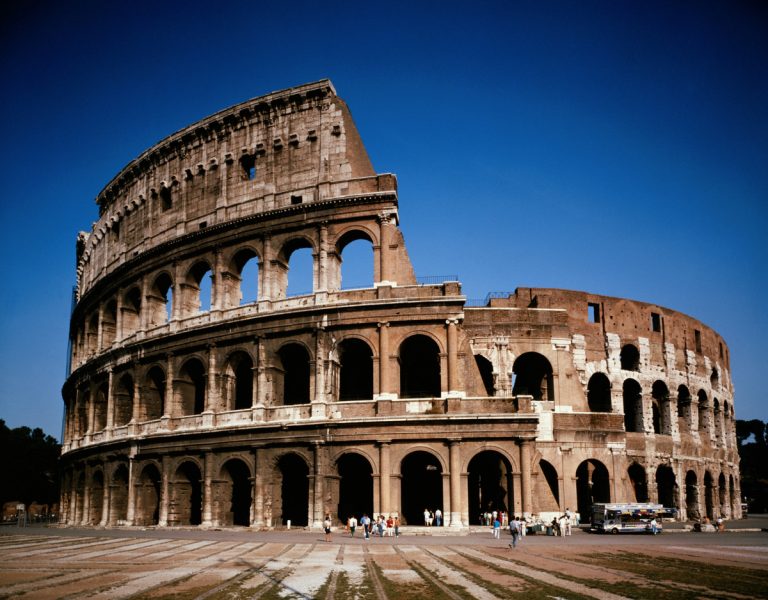 Principal ponto turístico da Itália, Coliseu de Roma já foi usado como palco de batalhas