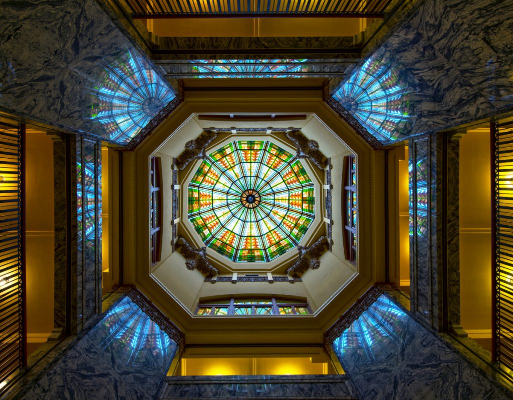 Imagem da claraboia de cúpula de vitral do prédio neoclássico 1910 Harris County Courthouse, no centro de Houston, Texas