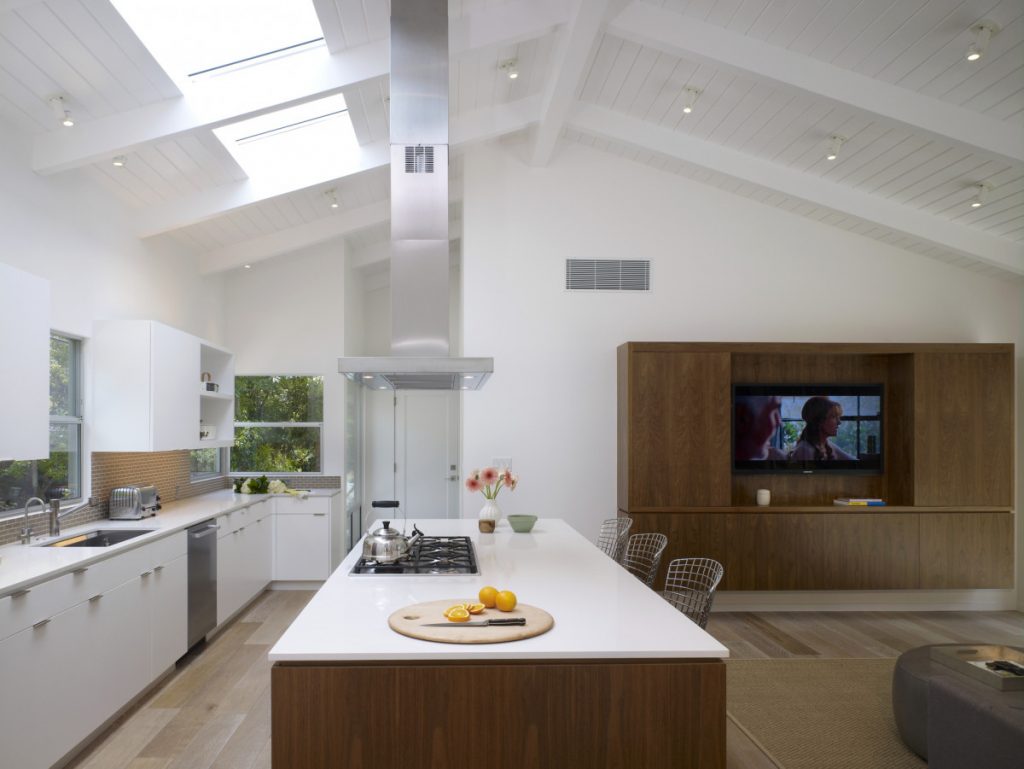 Imagem de uma claraboia com material semitransparente instalada na cozinha trazendo mais vida e luz ao ambiente