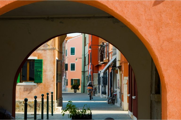 Imagem mostra a cidade de Veneza, um polo do turismo internacional que não prioriza o carro como meio de transporte principal