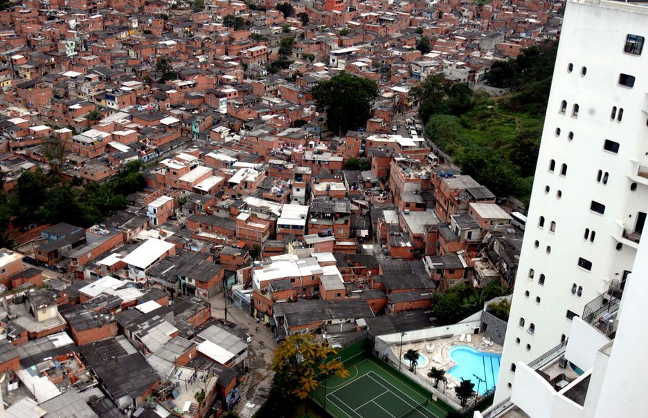 Imagem mostra contraste entre Paraisópolis e prédio com piscina e quadra de esportes.