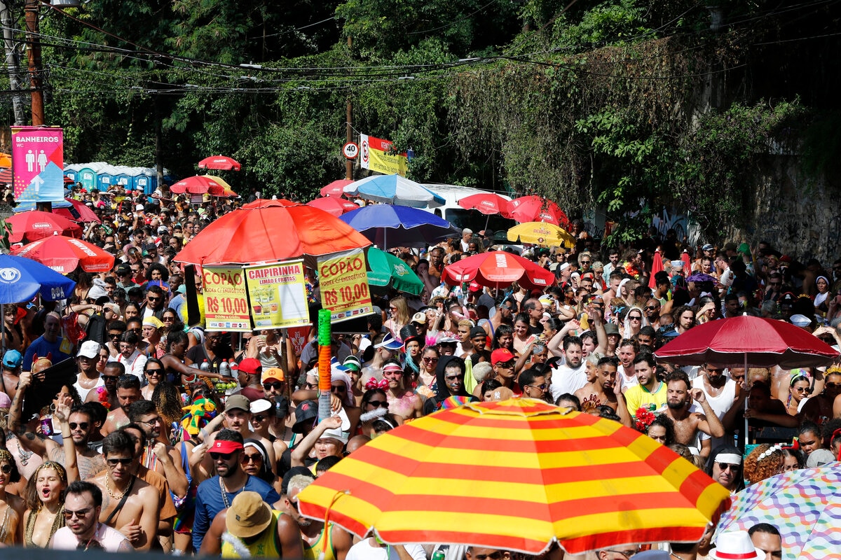 E se alguém fizer xixi na porta da sua casa durante o Carnaval?